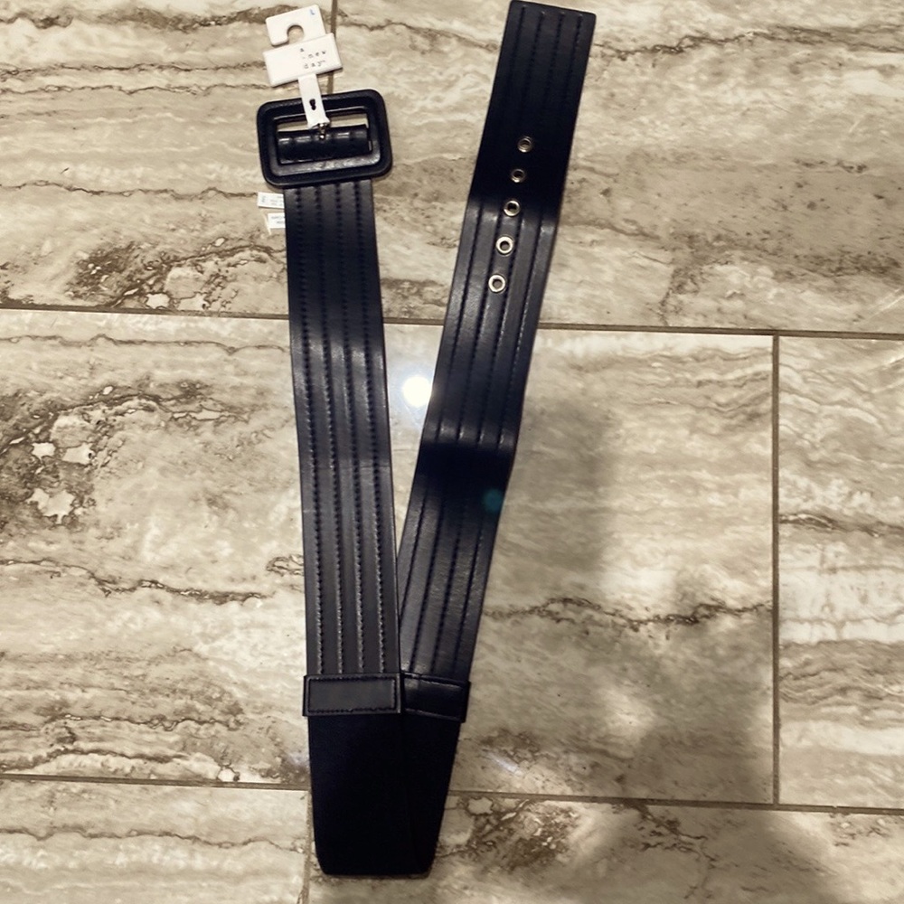 NWT Faux Leather Women’s Belt with Elastic in the middle of the belt. Black